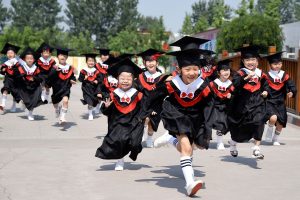 Cha mẹ Trung Quốc lao vào cuộc đua giáo dục khi con mới chập chững