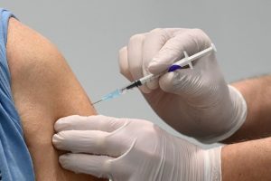 Người dân Mỹ lục đục nội bộ vì tờ giấy chứng nhận tiêm vaccine